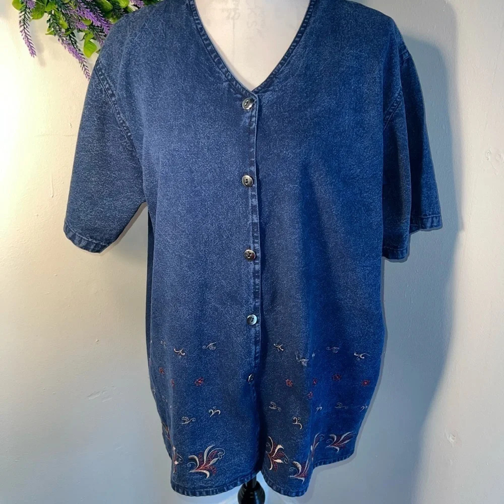 Carolina Bay,L, embroidered,button front short sl denim vneck shirt, 100% cotton